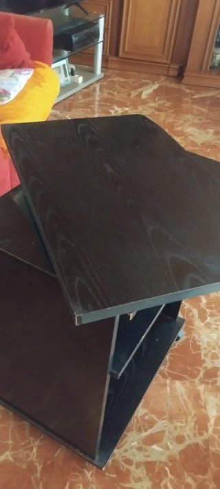 Mesa TV oscura con estantes