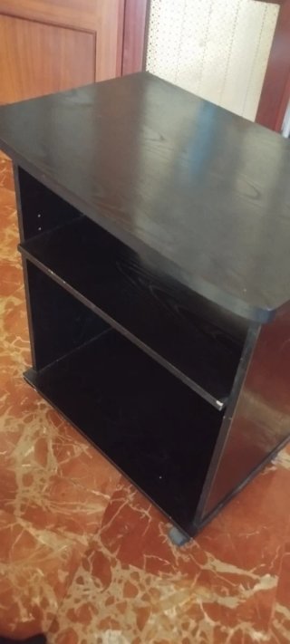 Mesa TV oscura con estantes
