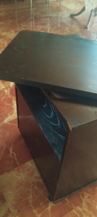 Mesa TV oscura con estantes