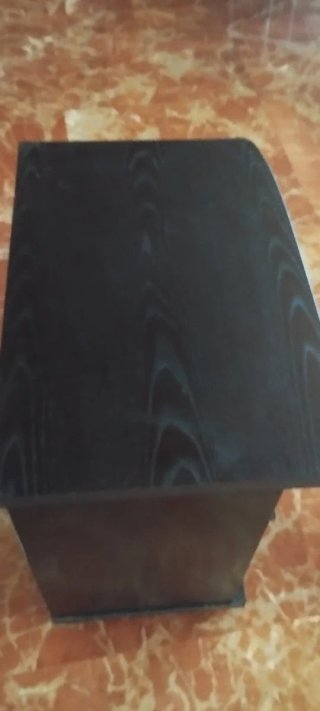 Mesa TV oscura con estantes