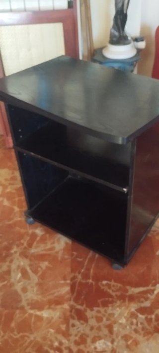 Mesa TV oscura con estantes
