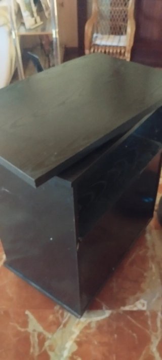 Mesa TV oscura con estantes