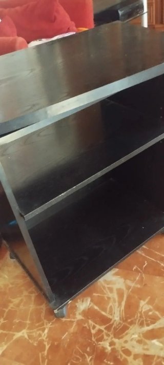 Mesa TV oscura con estantes