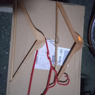 Perchas de madera y metal