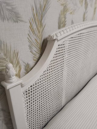 Cabecero de mimbre y madera blanco