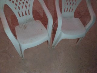 Sillas de plástico blancas