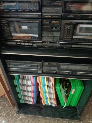 Equipo de audio Sanyo antiguo