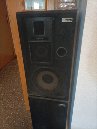 Equipo de audio Sanyo antiguo