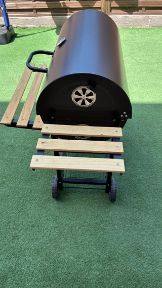 Barbacoa de carbón  con chimenea de regalo