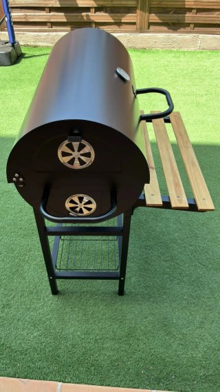 Barbacoa de carbón  con chimenea de regalo