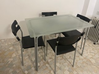 Mesa cristal y 4 sillas negras