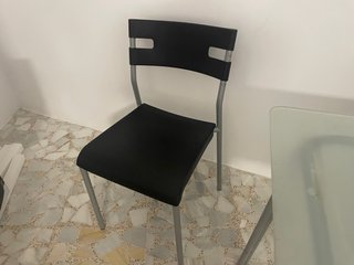 Mesa cristal y 4 sillas negras