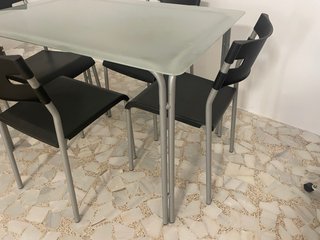 Mesa cristal y 4 sillas negras