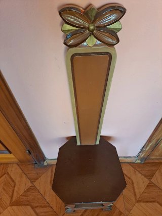 Silla rústica de madera antigua marrón