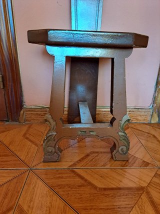 Silla rústica de madera antigua marrón