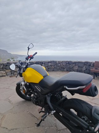 Voge 350 AC Moto Naked Negra y Amarilla