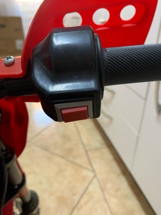 Moto Infantil Eléctrica Roja y Negra