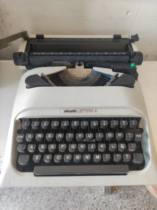Máquina de escribir Olivetti Lettera 10