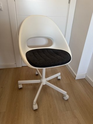Silla de escritorio blanca y gris.
