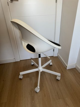 Silla de escritorio blanca y gris.