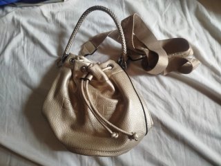 Saco dourado pequeno