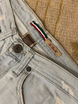 Shorts di jeans sfrangiati
