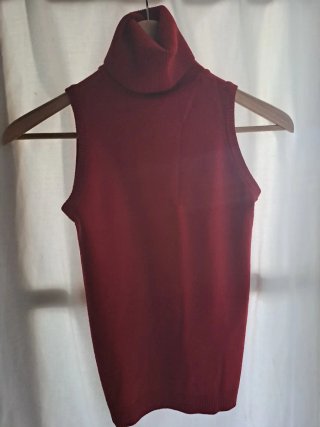 Jersey sin mangas cuello alto rojo oscuro