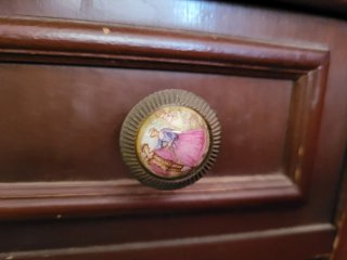 Muebles antiguos de madera con tapa de mármol