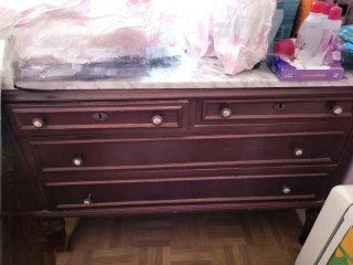 Muebles antiguos de madera con tapa de mármol