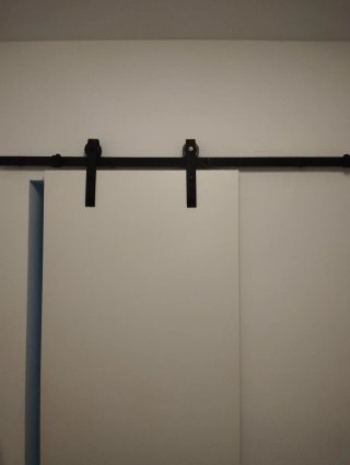 Puerta corredera negra