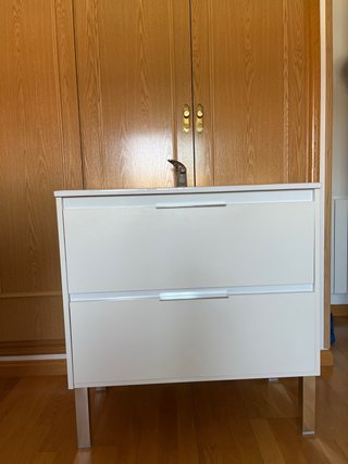 Mueble de baño con lavabo y grifo