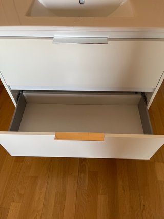 Mueble de baño con lavabo y grifo