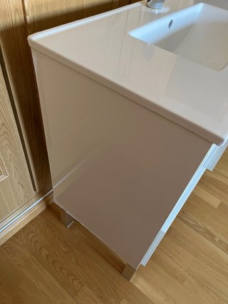 Mueble de baño con lavabo y grifo