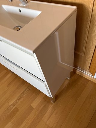 Mueble de baño con lavabo y grifo
