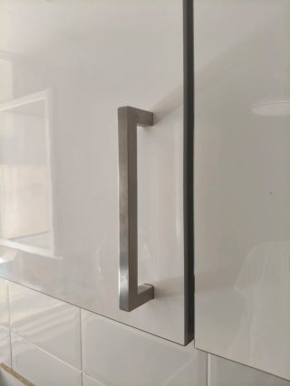 PUERTAS cocina blanco brillo y pomos plateados