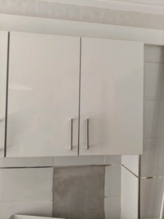 PUERTAS cocina blanco brillo y pomos plateados
