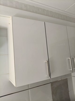 PUERTAS cocina blanco brillo y pomos plateados