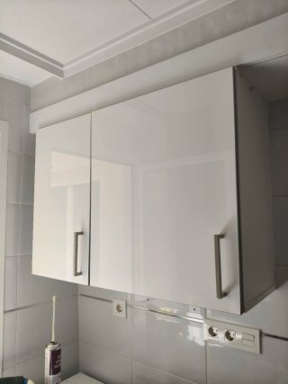 PUERTAS cocina blanco brillo y pomos plateados