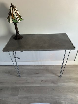 Escritorio metálico gris y madera