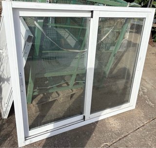 Ventana corredera blanca