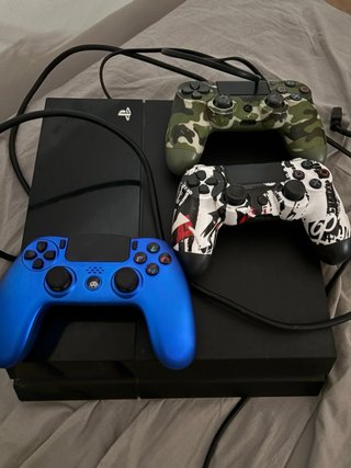 Consola PS4 con 3 mandos