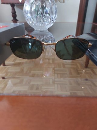 Gafas de sol Ray-Ban doradas y marrones