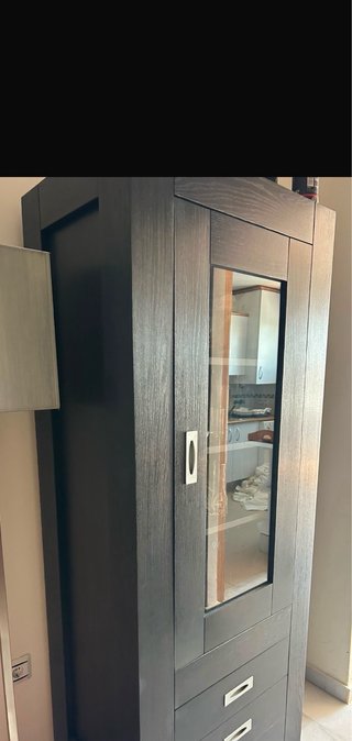 Vitrina alta madera oscura con cristal