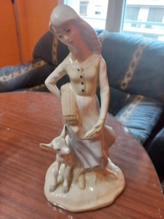 Figura porcelana mujer con cordero España