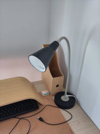 Lámpara de escritorio Ikea negra y gris