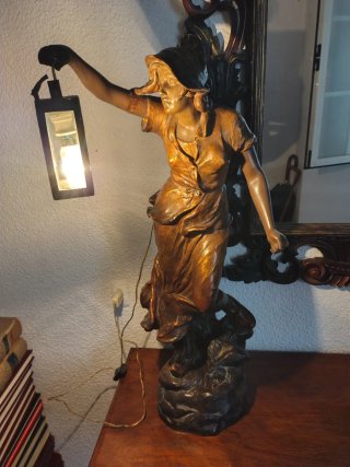 Lámpara de mesa estatua mujer con farol