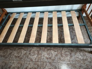 Literas de madera de pino con colchones