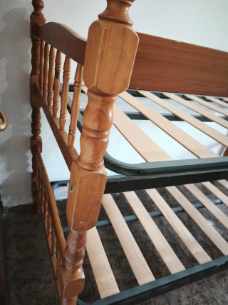 Literas de madera de pino con colchones