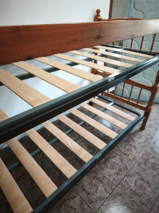 Literas de madera de pino con colchones