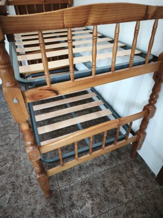Literas de madera de pino con colchones
